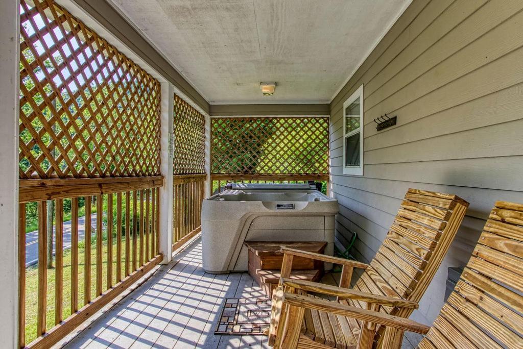 River Song, Near River, Hot Tub, Foosball, Wifi 1089 Free Tickets Each Paid Day, Dollywood And More Sevierville Exterior foto
