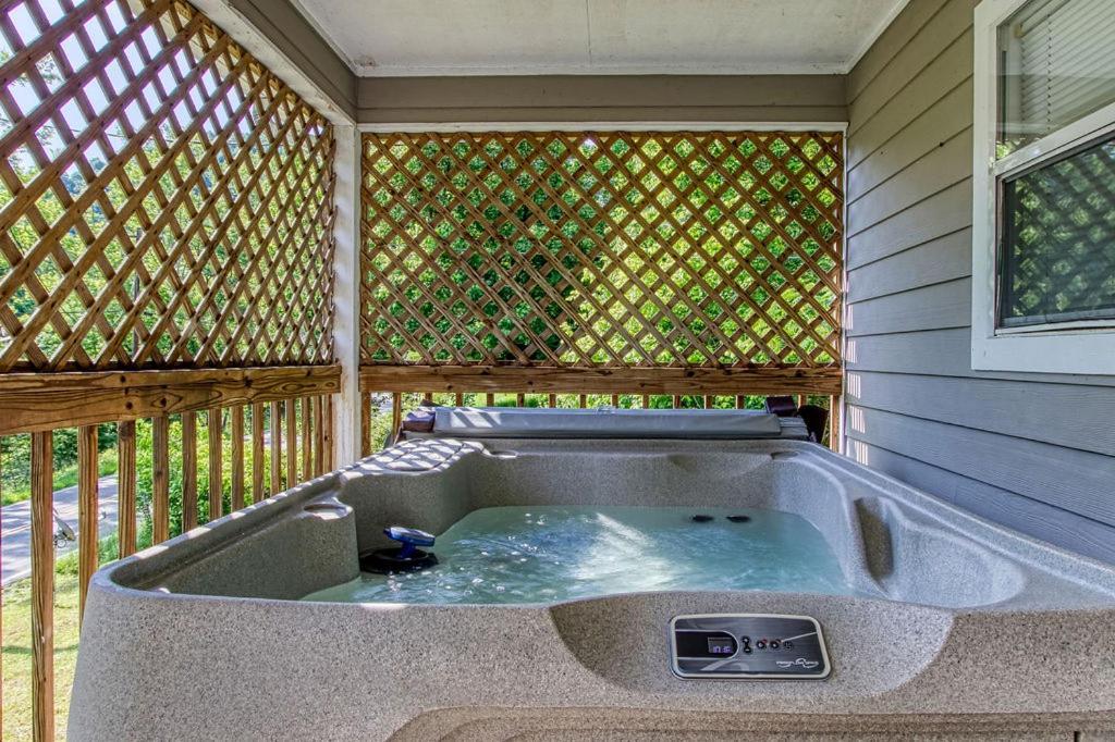 River Song, Near River, Hot Tub, Foosball, Wifi 1089 Free Tickets Each Paid Day, Dollywood And More Sevierville Exterior foto