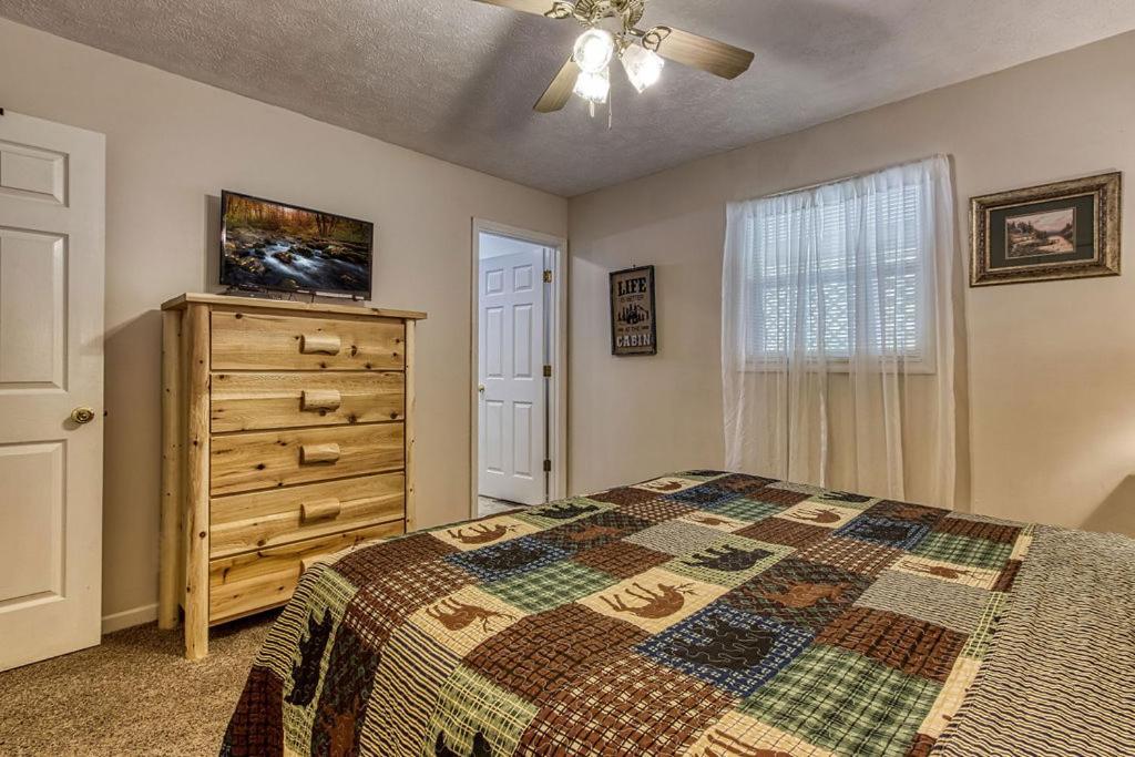 River Song, Near River, Hot Tub, Foosball, Wifi 1089 Free Tickets Each Paid Day, Dollywood And More Sevierville Exterior foto